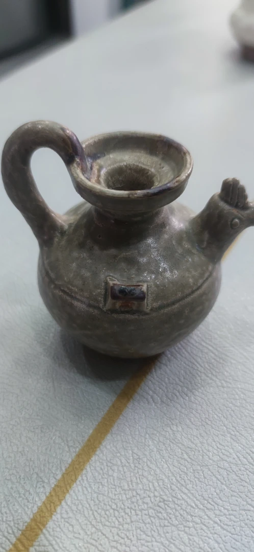 磁州窑的绿柚鸡首瓶