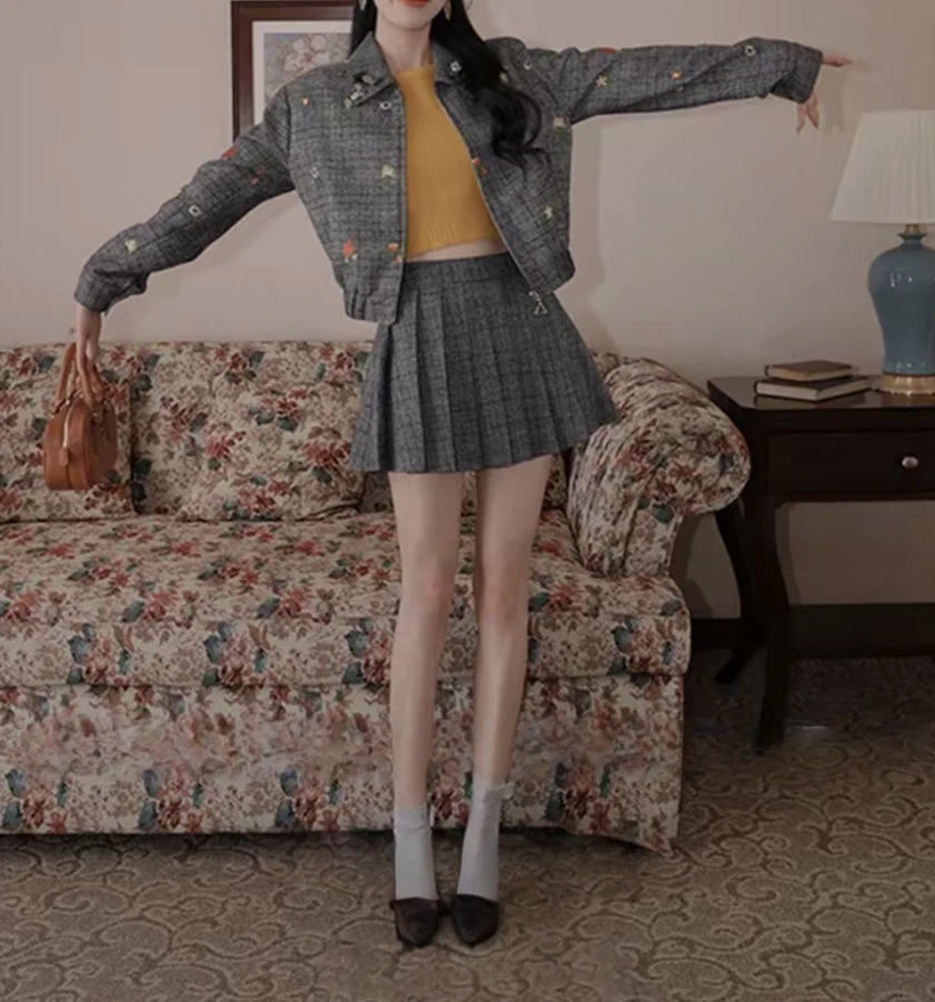 【耶鲁甜心】静奢法式重工绣花料外套+百褶格子半裙套装