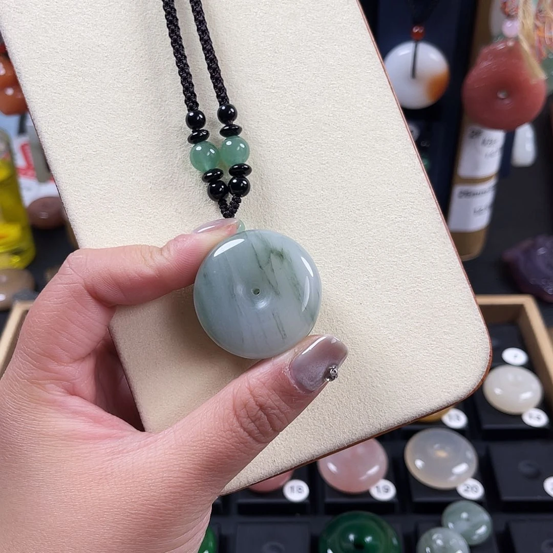 颈饰未镶嵌石英质玉军