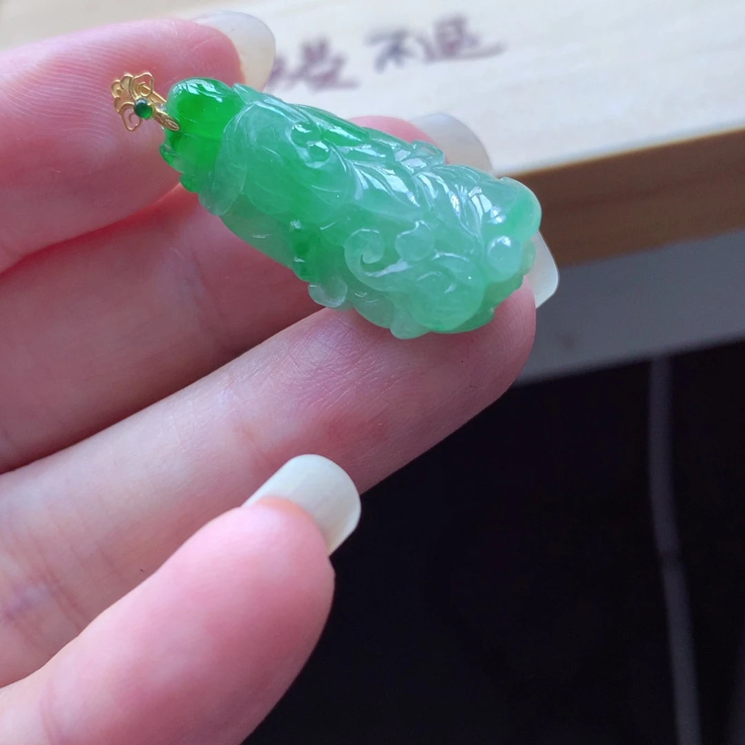 翡翠颈饰18K金镶嵌吊坠
