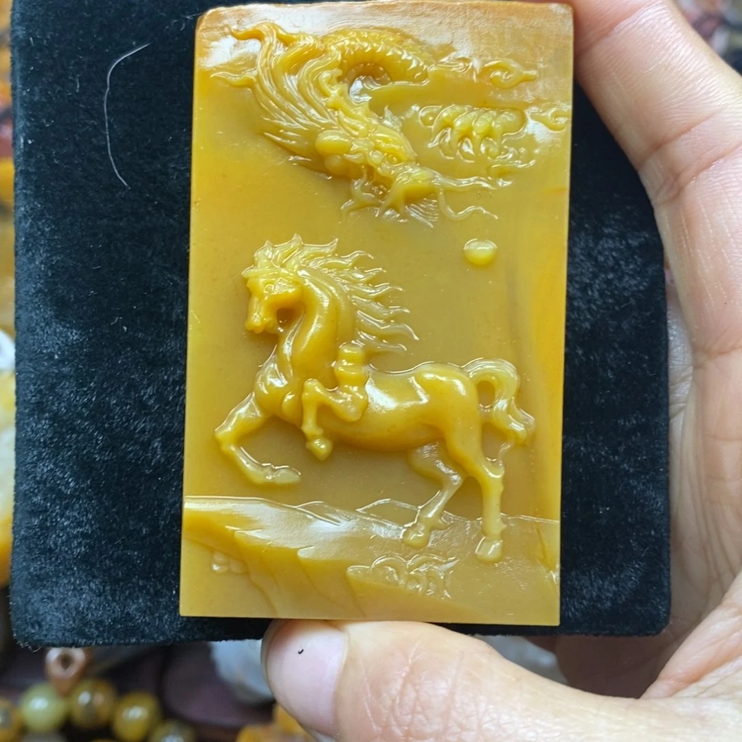 未镶嵌石英质玉（黄龙玉）颈饰