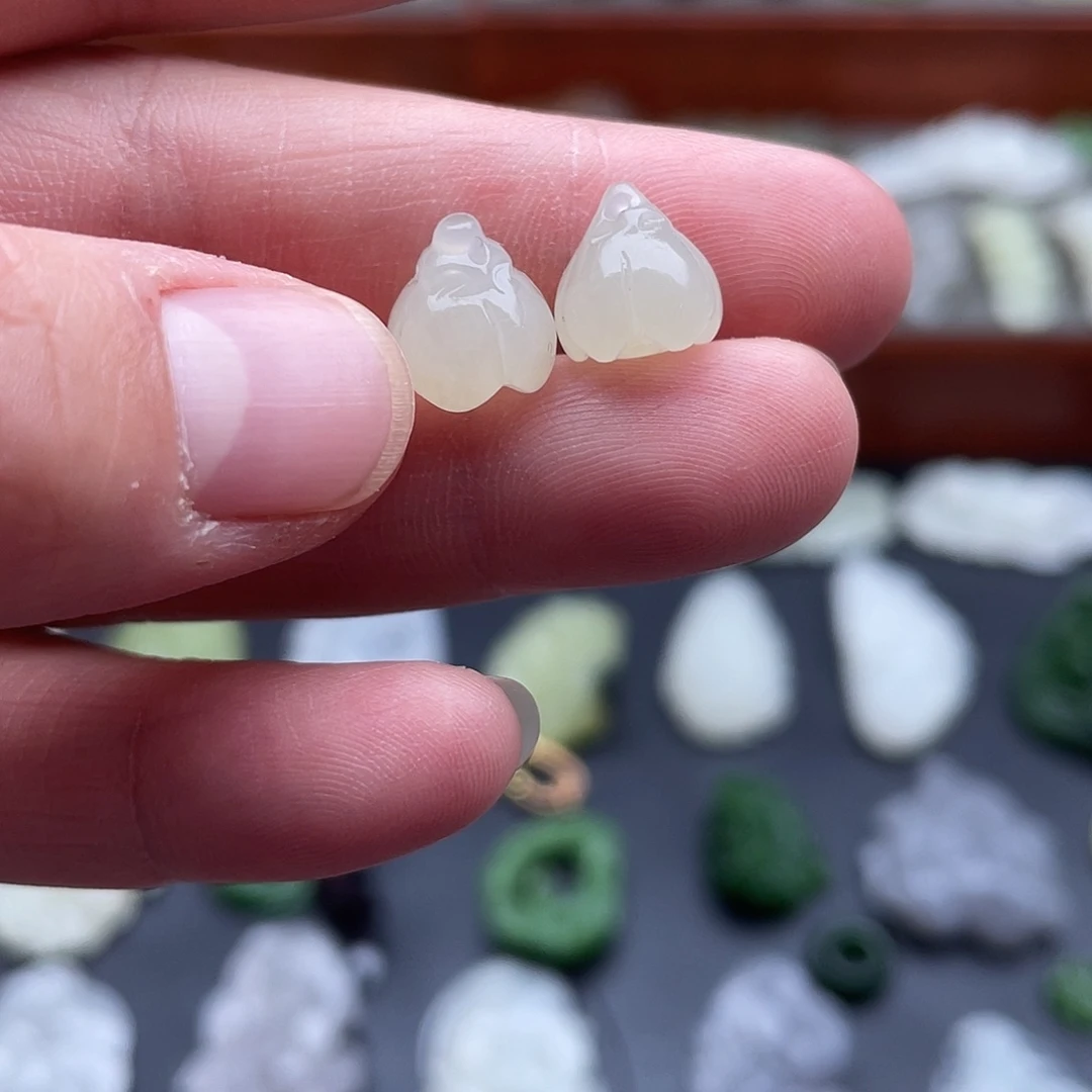 和田玉未镶嵌颈饰铃兰花小配饰一对