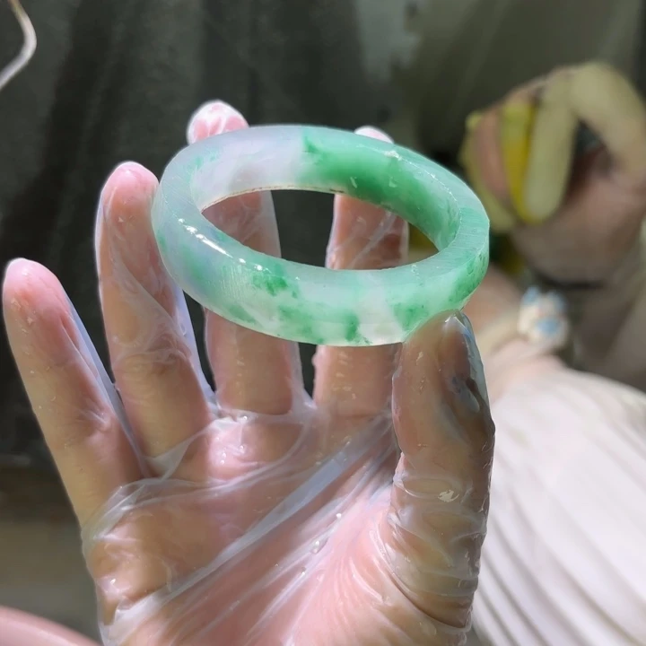 营***哥石英质玉（非洲翠）未镶嵌手镯定制