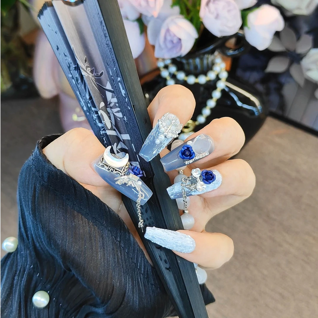 【蓝色聆晚】纯手穿戴甲高级感蓝色山茶花显白重工轻奢穿戴甲泊凡