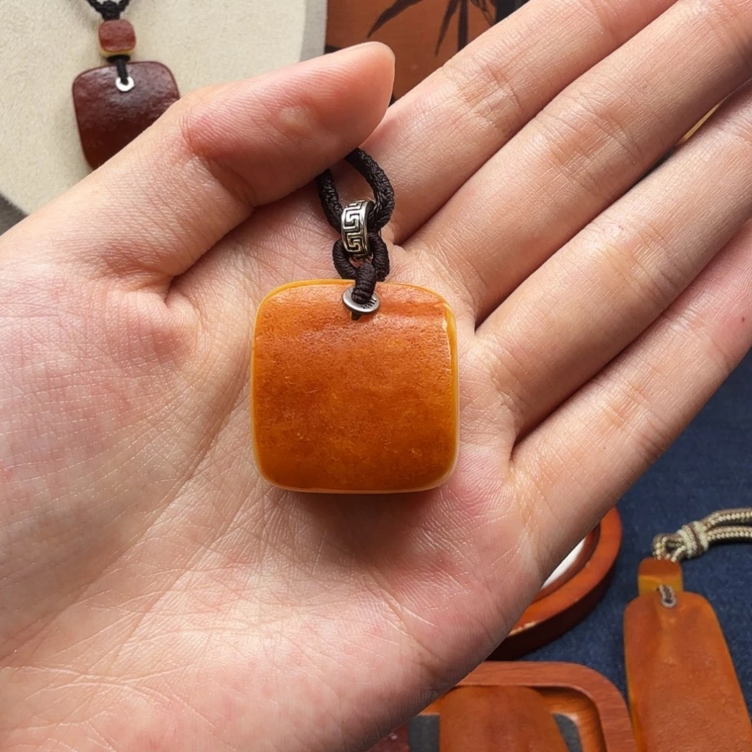 蜜蜡未镶嵌吊坠(赠链)