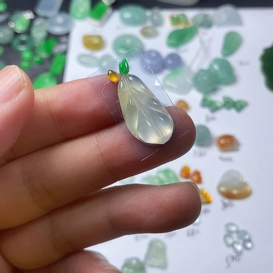 宝***宝翡翠未镶嵌颈饰叶子