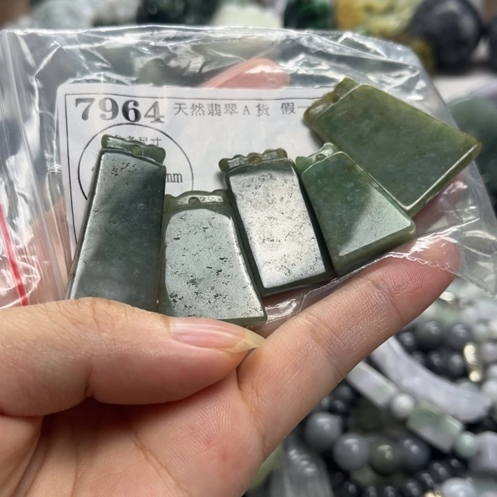 翡翠未镶嵌颈饰7964