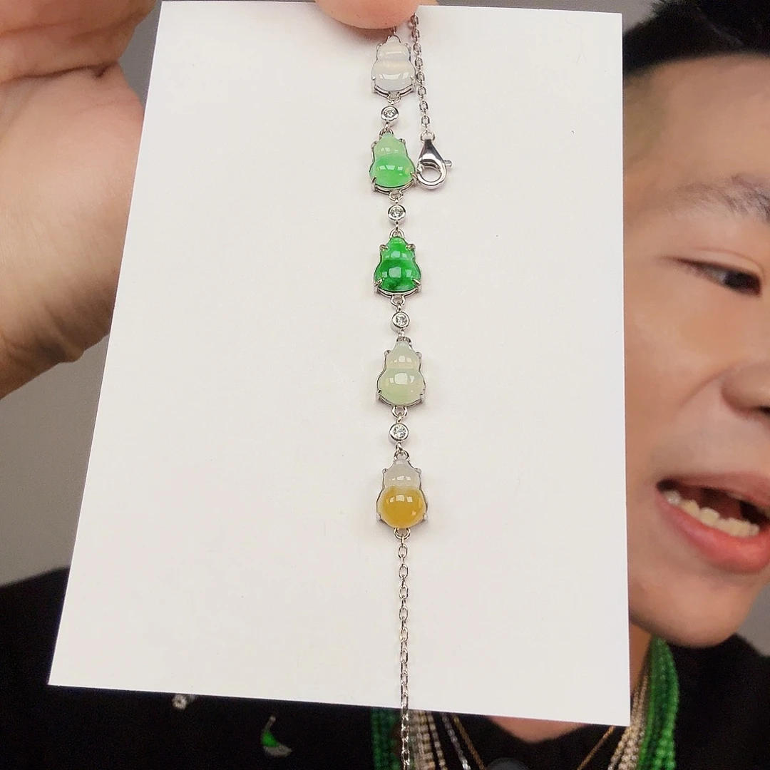 翡翠未镶嵌颈饰一件