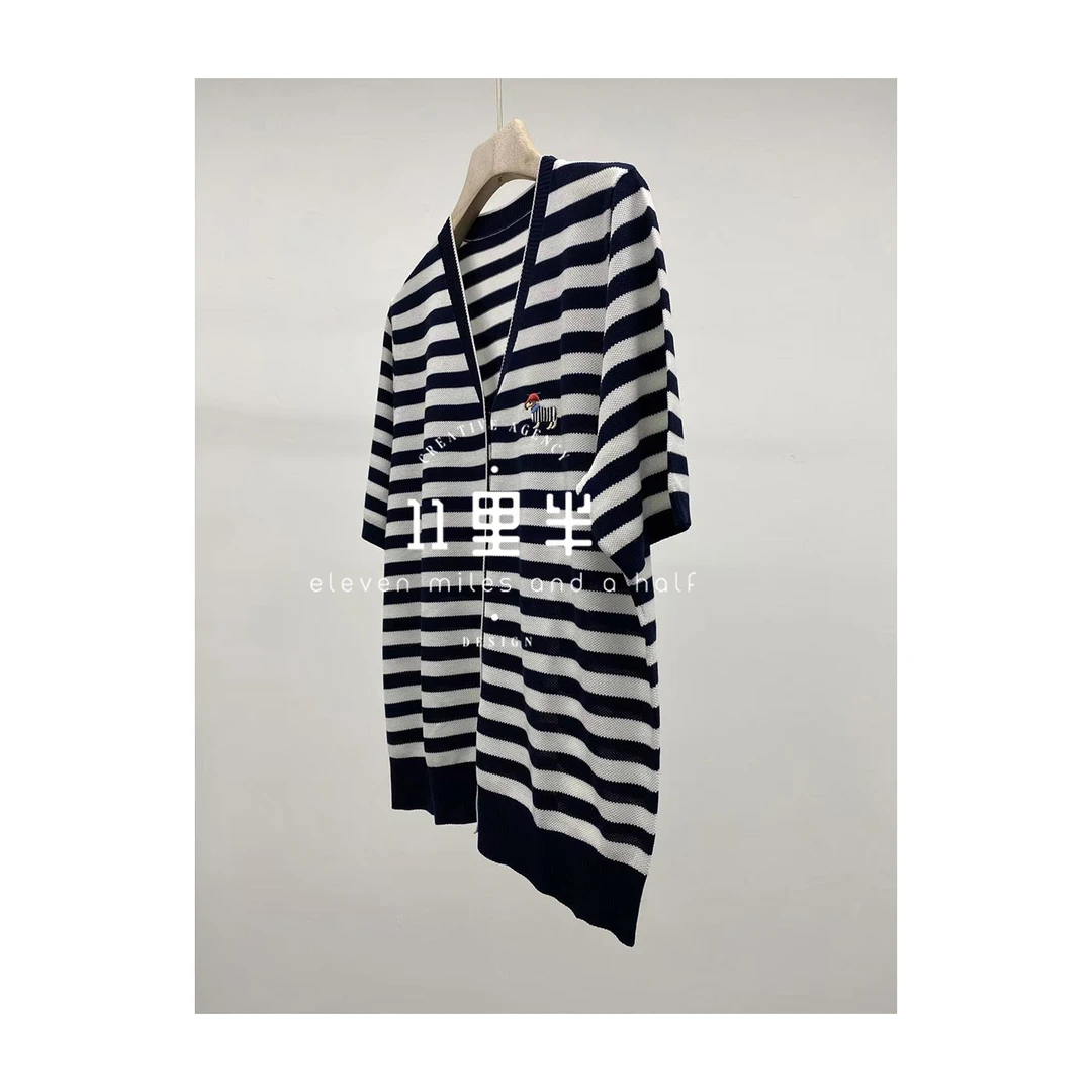 11里半如懿【风行万里】时尚休闲藏青条纹上衣宽松V领开衫24391200