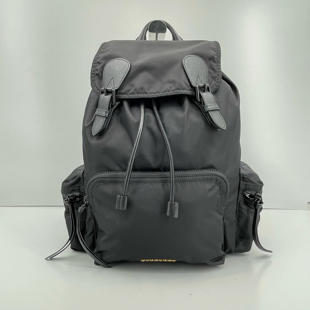 95新 BURBERRY/博柏利 优选/ 大号黑色尼龙双肩包27×38×15Z110512