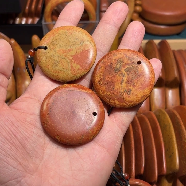 红砭石精品款小圆牌吊坠