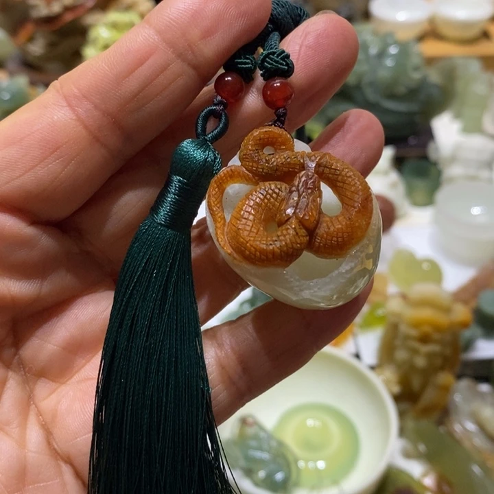 蛇纹石玉未镶嵌挂坠嘉*