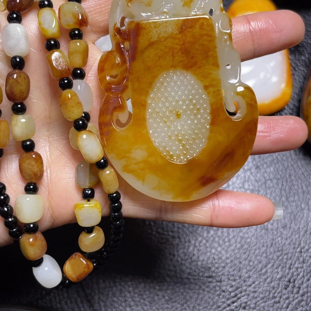 F****和田玉未镶嵌颈饰