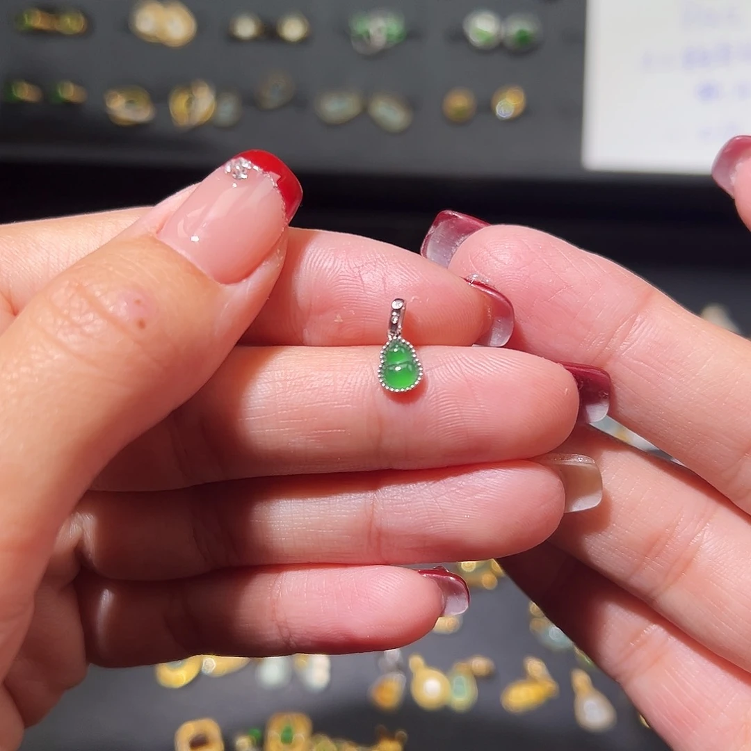 翡翠颈饰18K金镶嵌吊坠