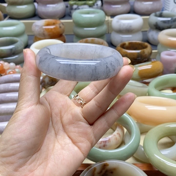 一***笑石英岩玉未镶嵌手镯