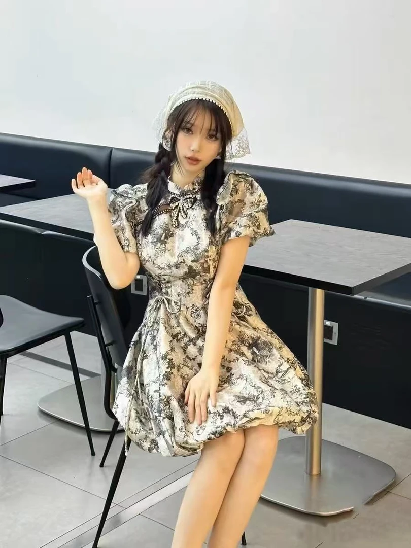 灰色复古高腰蛋糕吊带连衣裙女2025新款收腰印花绣泡泡袖长款裙子