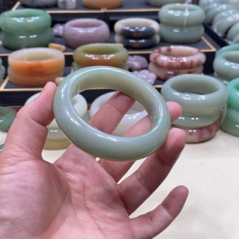 未镶嵌手镯石英质玉