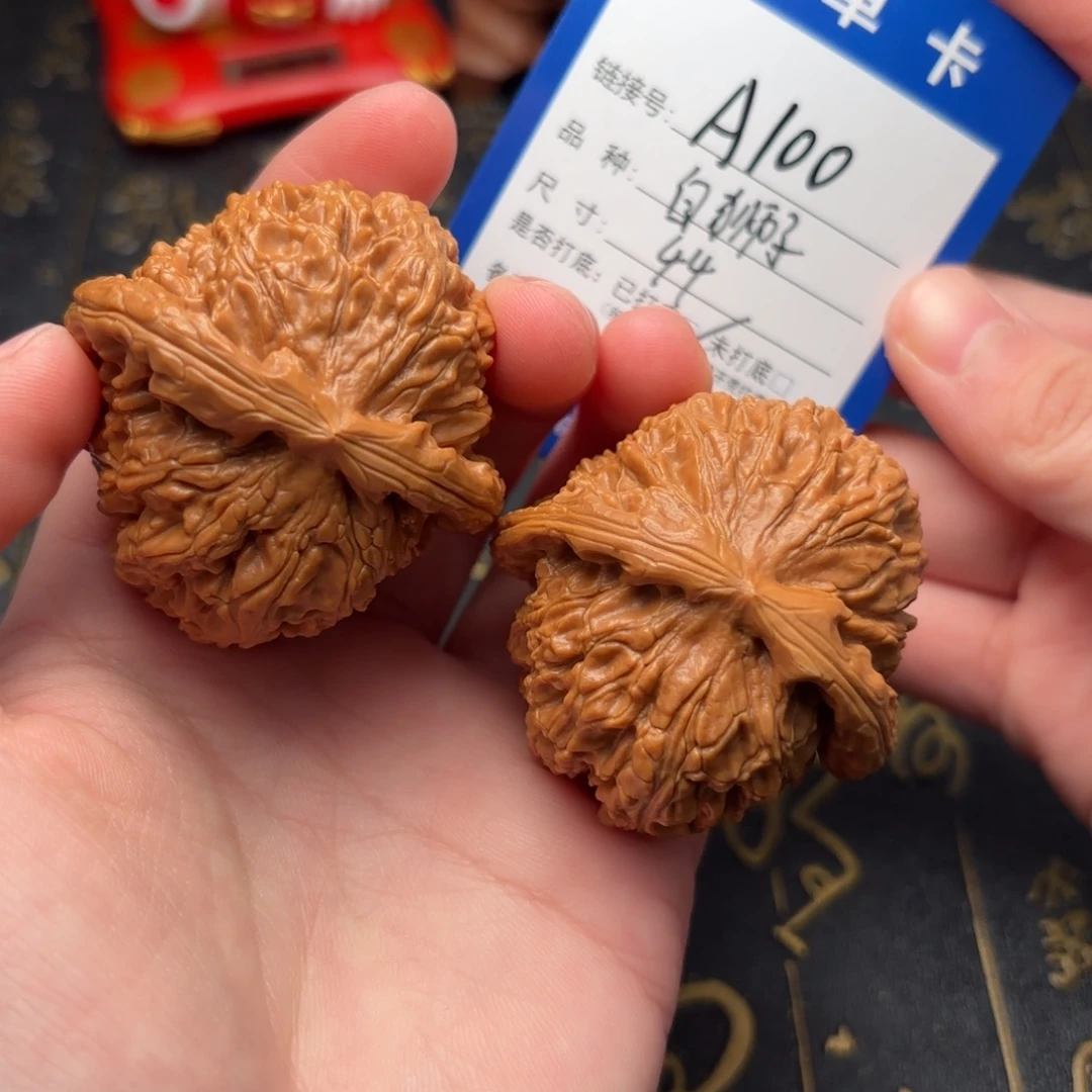 文玩核桃吊坠白狮子