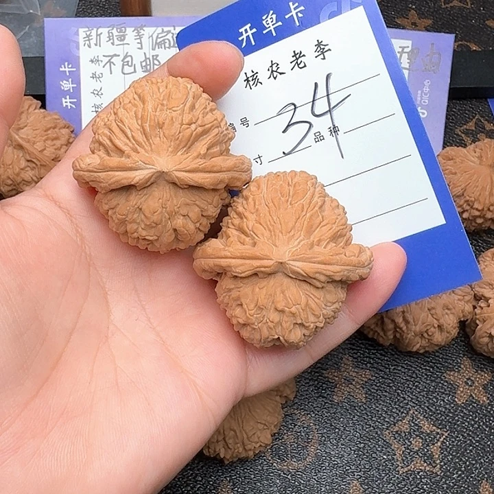 睡***觉文玩核桃吊坠白狮子43尺