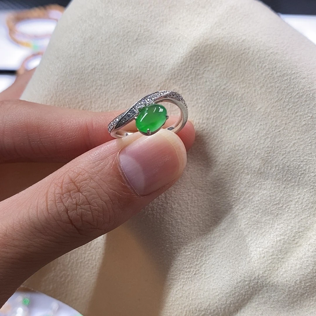 颈饰18K金镶嵌翡翠木那戒指