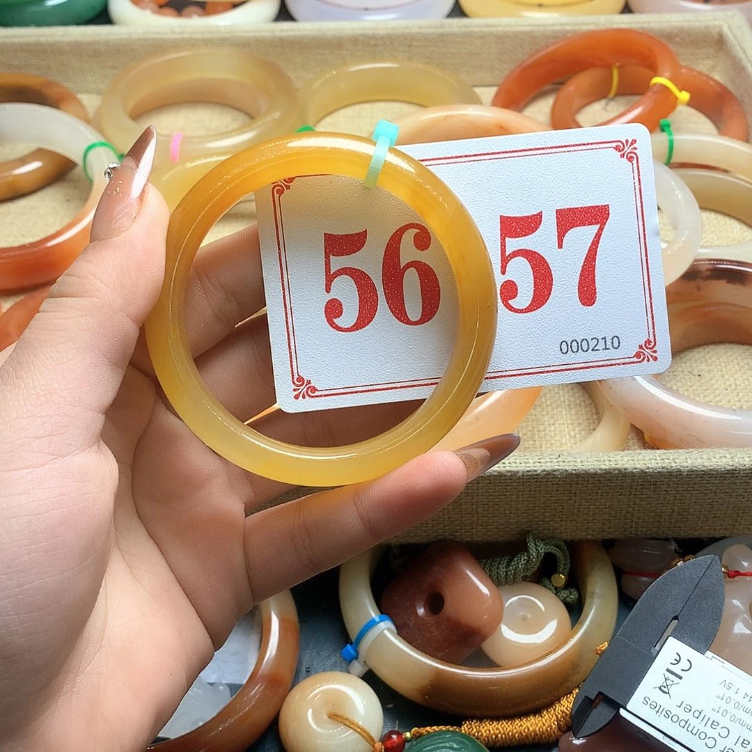 未镶嵌石英质玉（黄龙玉）手镯