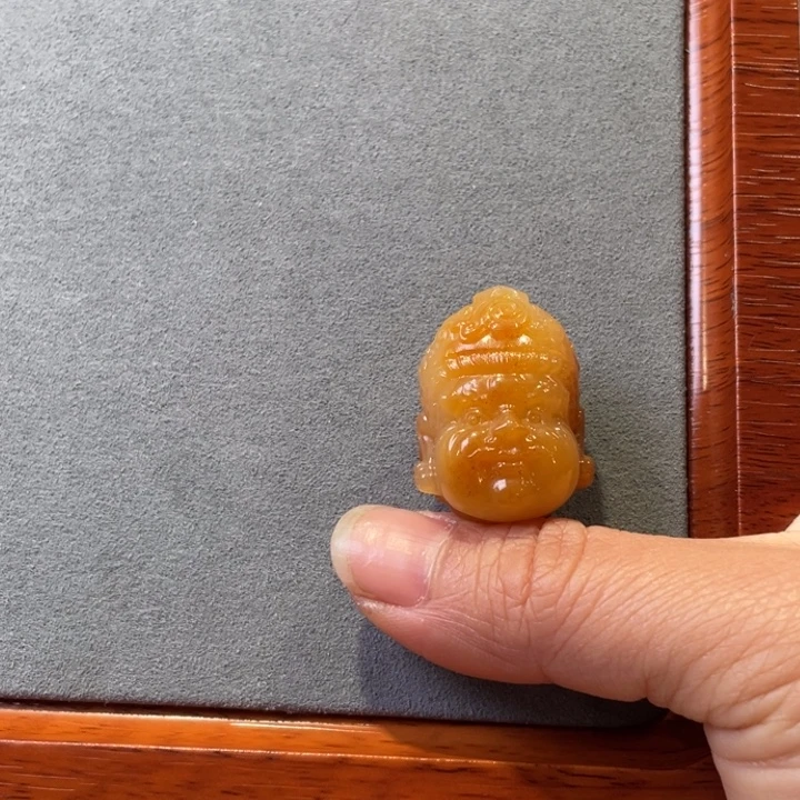 石英质玉(黄龙玉)未镶嵌颈饰