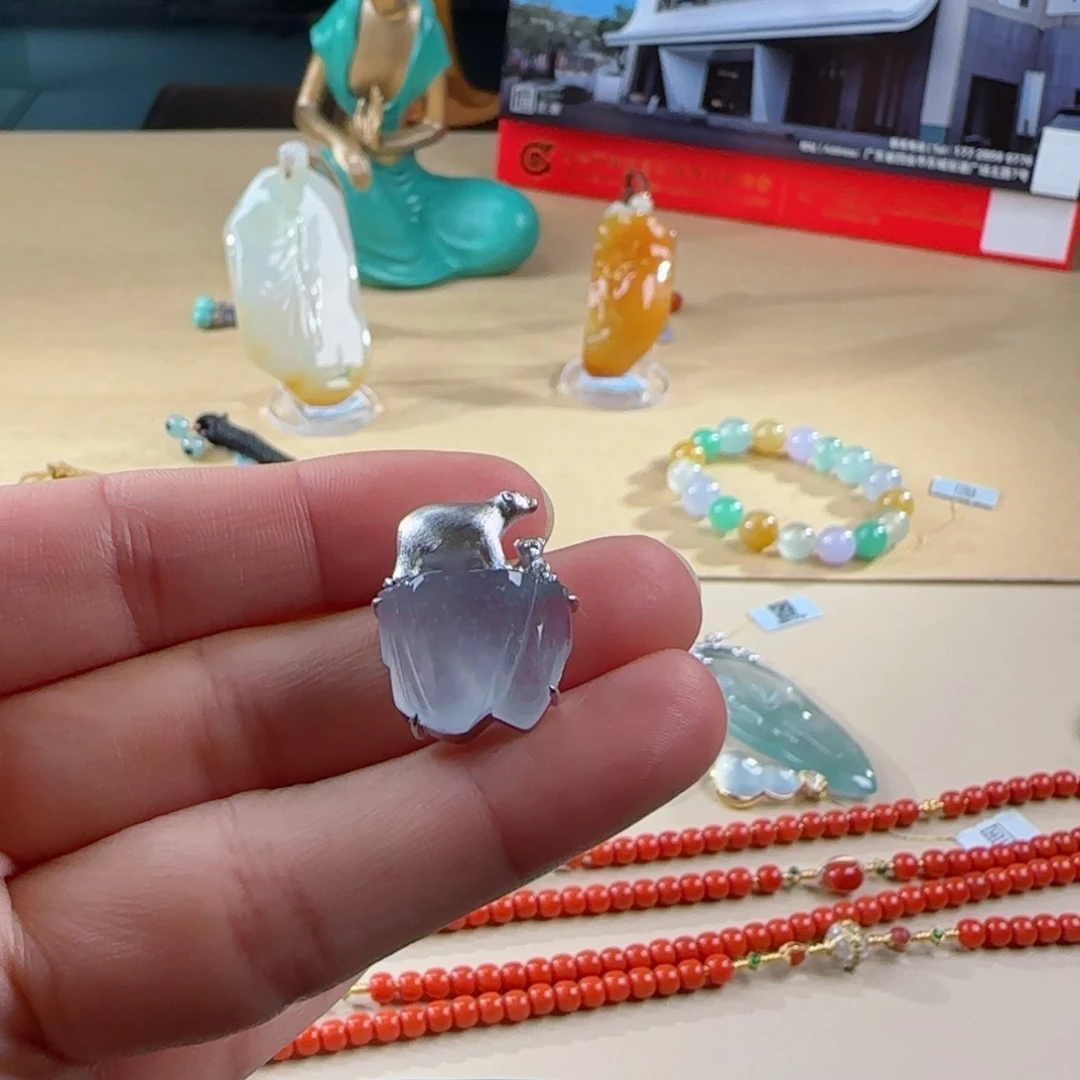 颈饰18K金镶嵌翡翠云**卷橦尾款