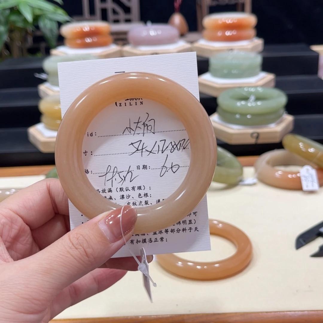 石英质玉手镯未镶嵌?