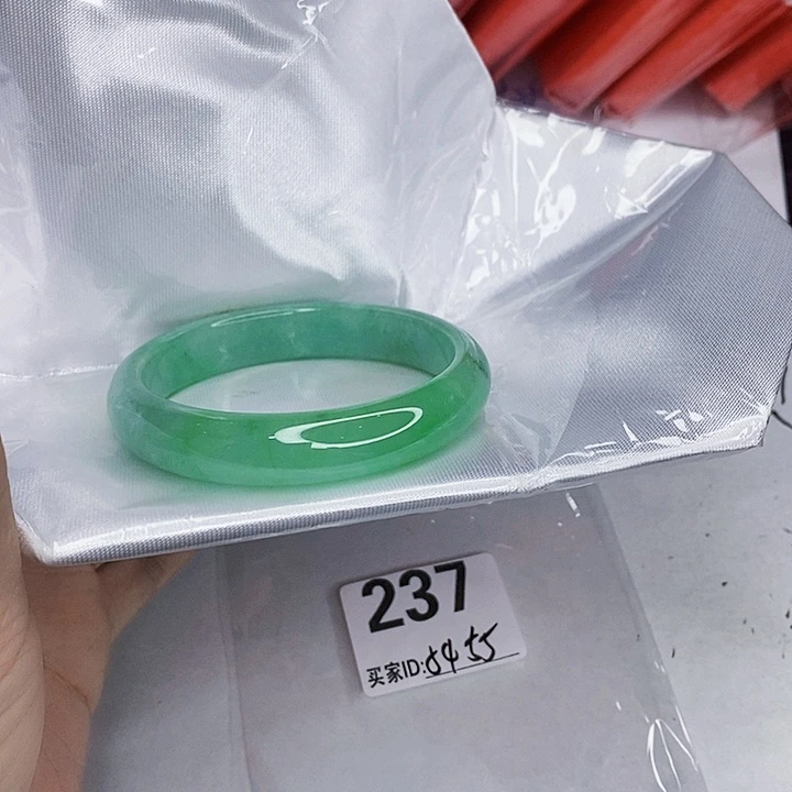 翡翠未镶嵌手镯一图一物实物为准（微瑕处理）