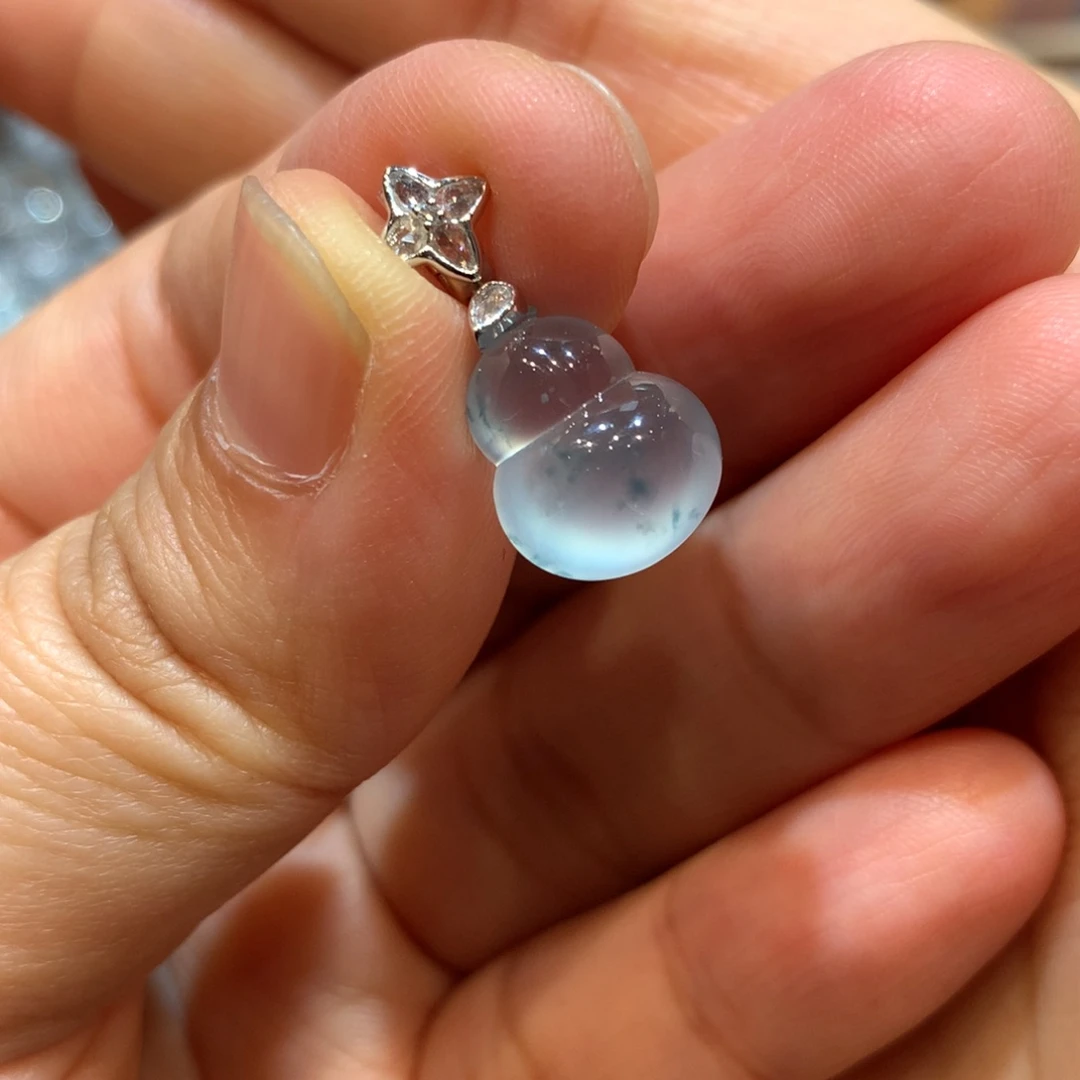 翡翠18K金镶嵌颈饰吊坠