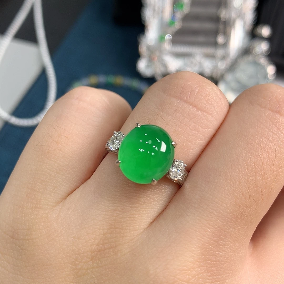 翡翠18K金镶嵌颈饰木那高冰甜阳绿蛋面戒指 48小时鉴赏期