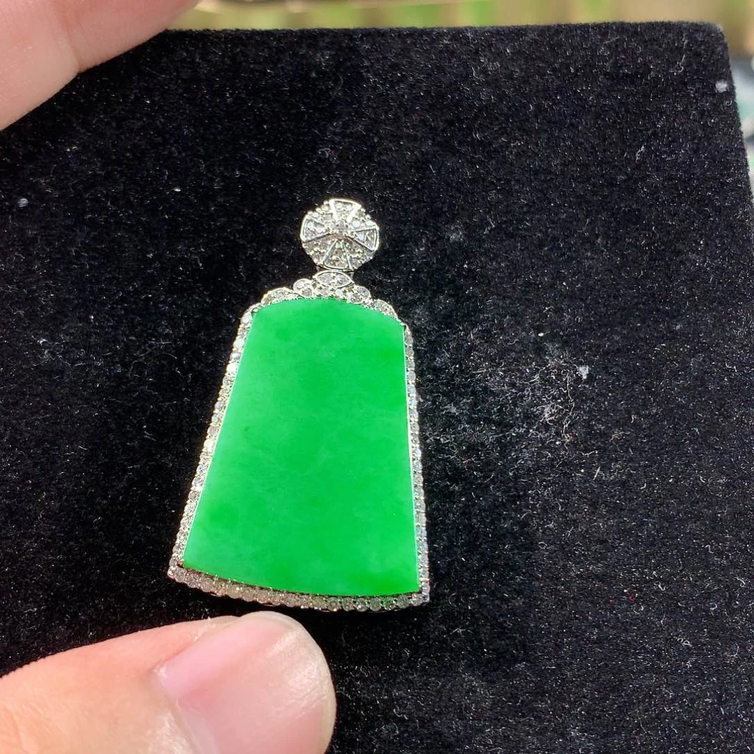 翡翠18K金镶嵌颈饰