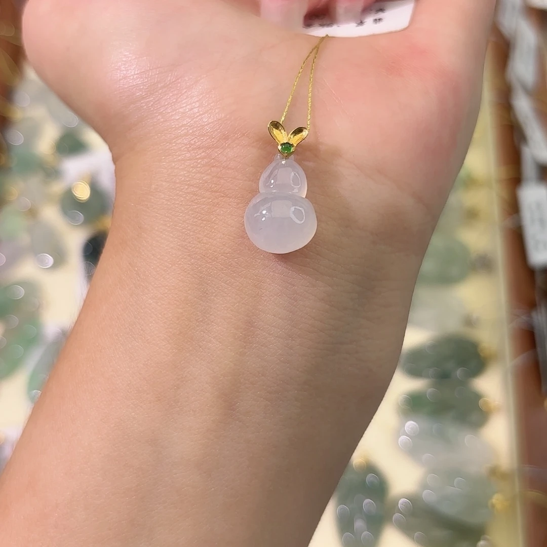 寥****翡翠18K金镶嵌颈饰葫芦