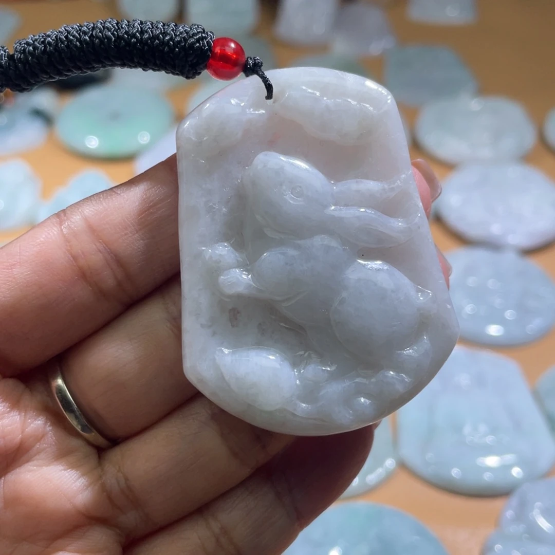 翡翠未镶嵌颈饰兔子