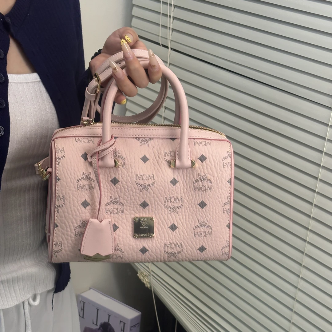 95新 MCM 青雾粉波士顿包时尚款式搭配