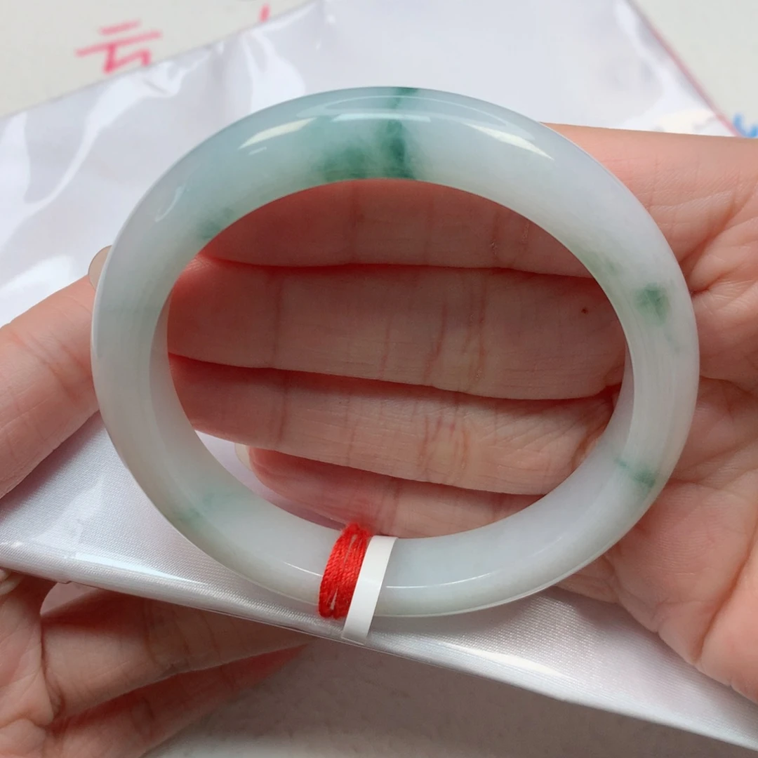 翡翠手镯未镶嵌57.4圈 白底飘绿花