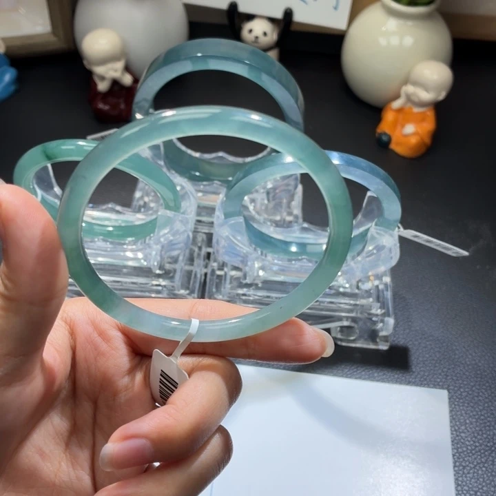 翡翠未镶嵌手镯冰蓝飘圆条