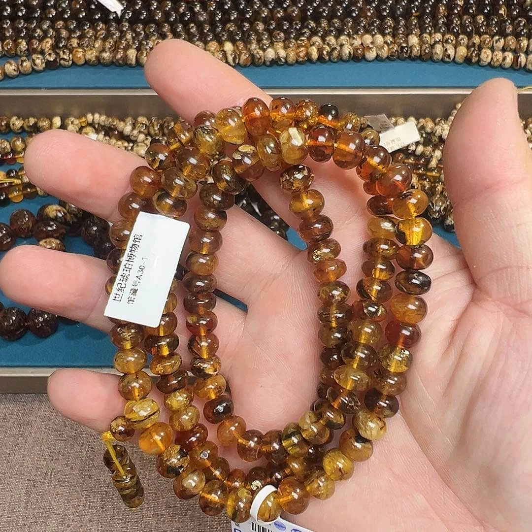 琥珀颈饰未镶嵌抚顺
