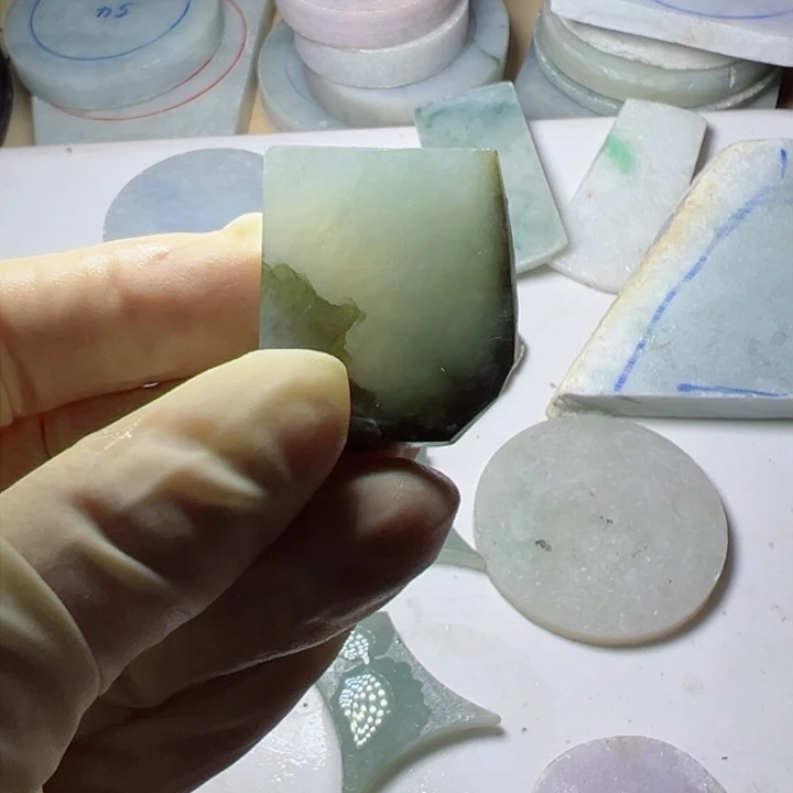 翡翠颈饰未镶嵌翡翠片料