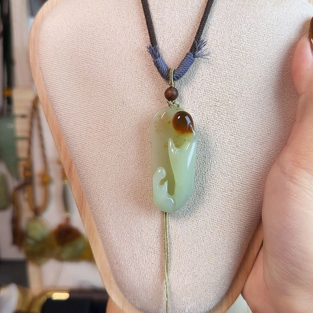 蛇纹石玉未镶嵌颈饰