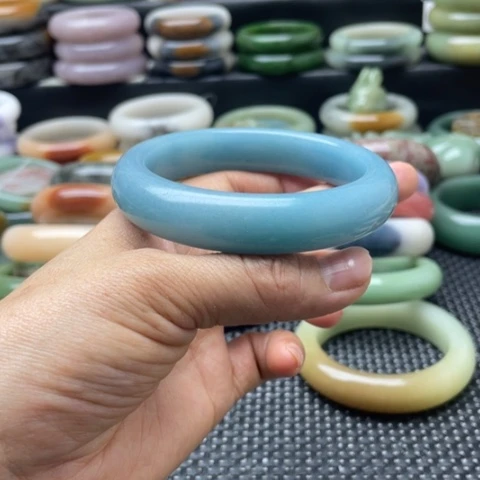 石英岩玉未镶嵌手镯