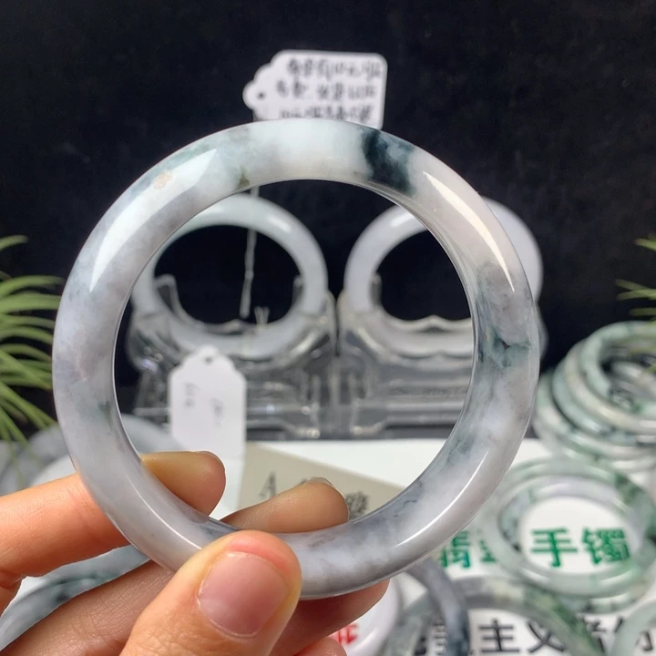 翡翠未镶嵌手镯35号。 57圈