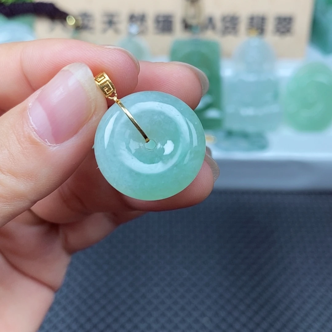 翡翠18K金镶嵌颈饰翡翠