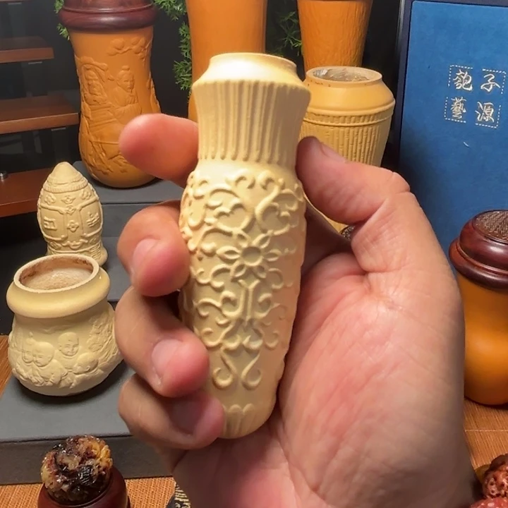 君***宝隐隐约约地看到一只大白狗和