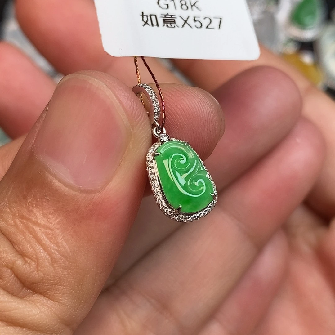 颈饰18K金镶嵌翡翠如意