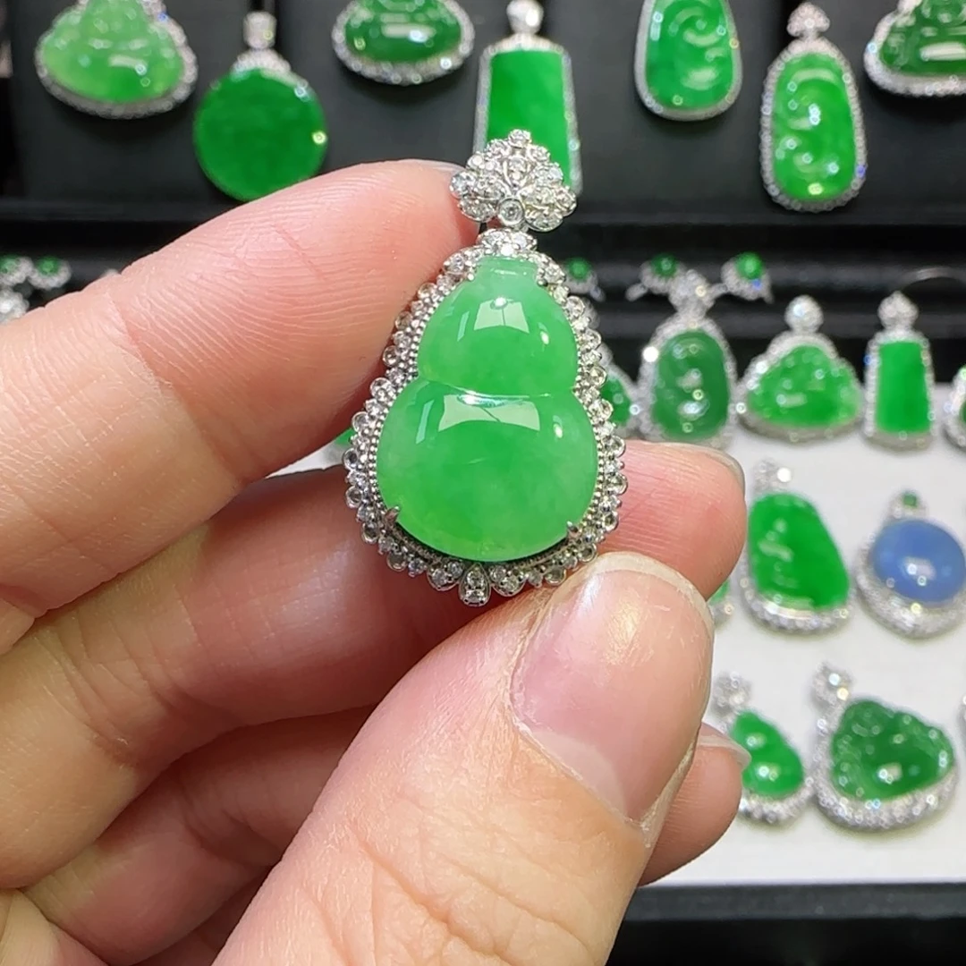 翡翠18K金镶嵌颈饰葫芦