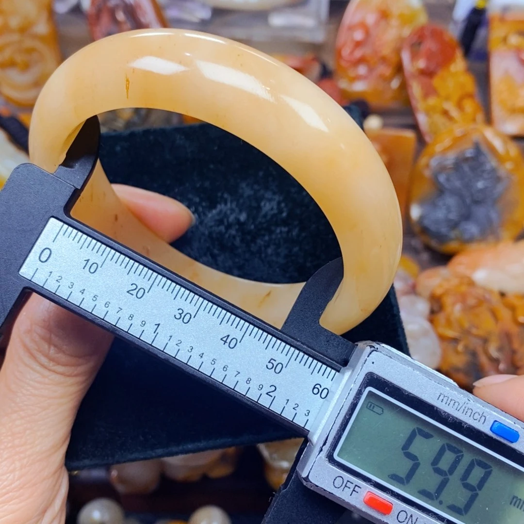 石英质玉（黄龙玉）未镶嵌颈饰