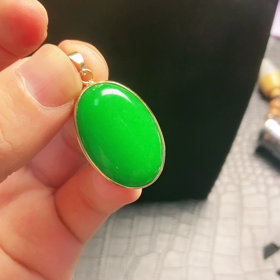 颈饰18K金镶嵌翡翠