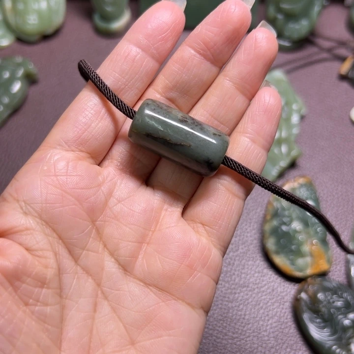 颈饰未镶嵌岫岩河磨玉（透闪石质玉）