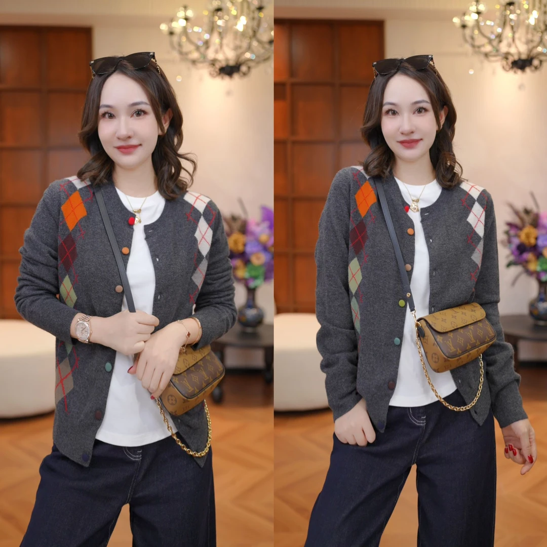 JDND轩羽【方块针织】100羊毛减龄撞色方块针织开衫外套XY25540